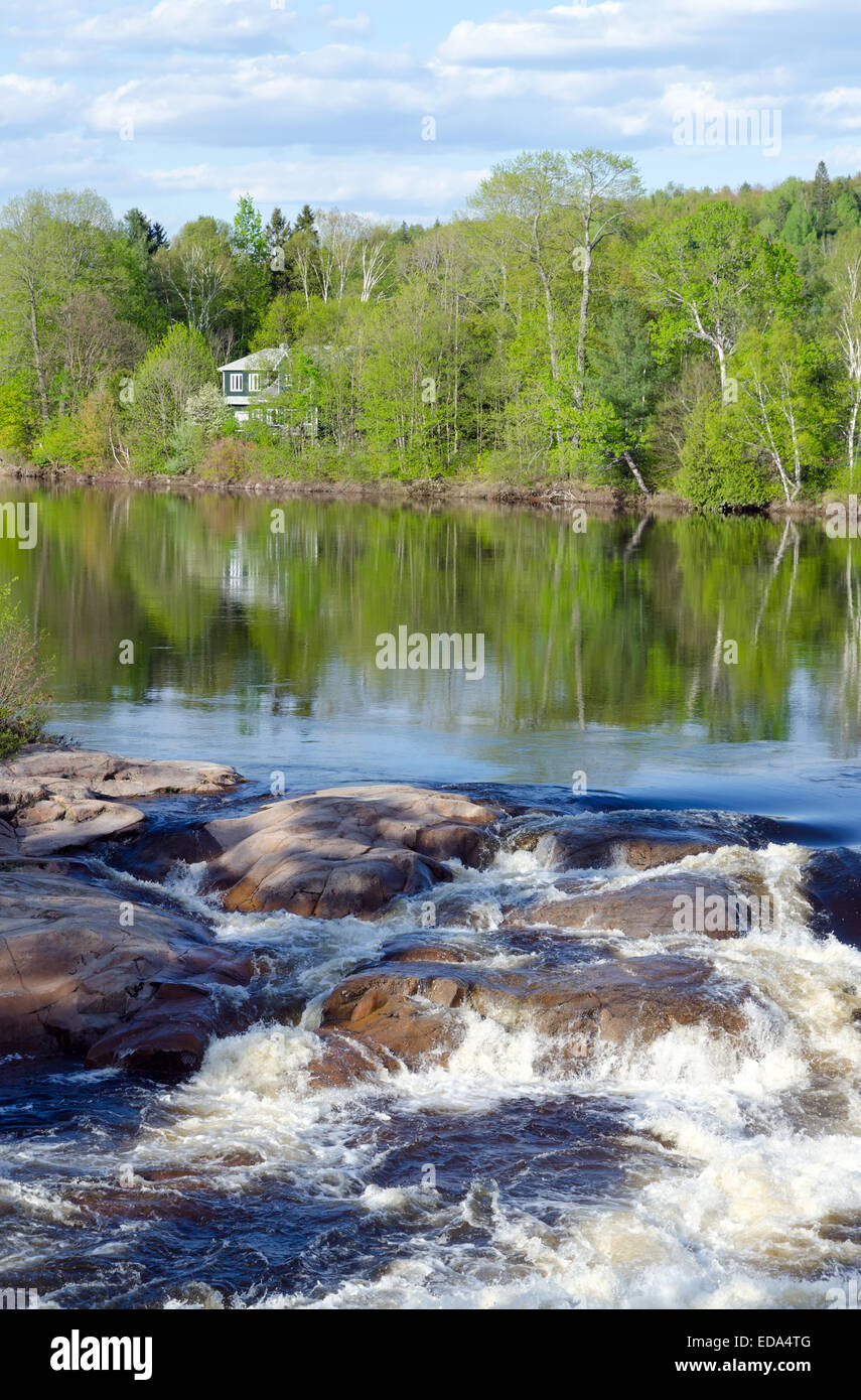 Herabstürzende Wasser über die Felsen im Fluss. Quebec Stockfoto