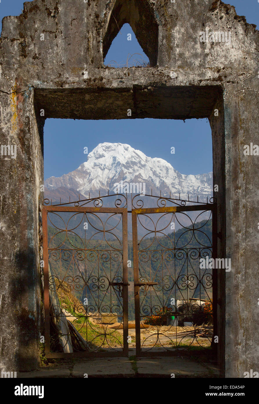 Berg Dorf von Ghandruk in den Modi Khola Tal rund 2000 Meter mit Annapurna South und Fishtail in der Ferne Stockfoto