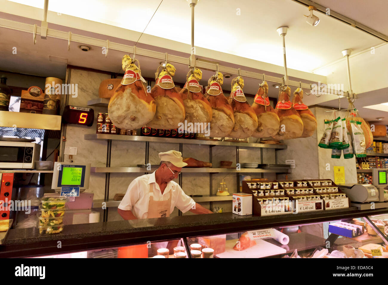 Hamon hängen in einem Delikatessenladen in Rom, Italien. Stockfoto