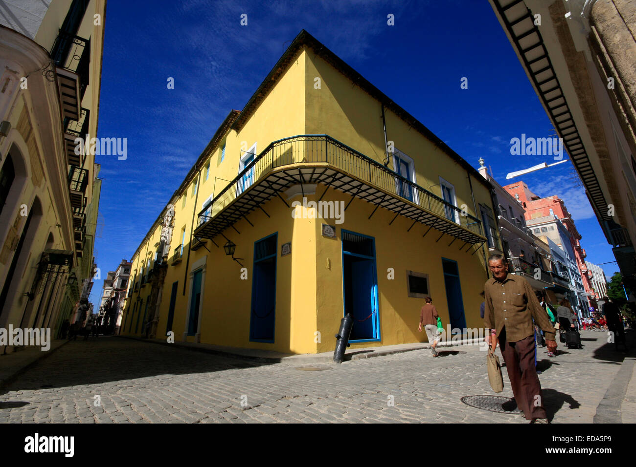 Straßenszene in Kubas Hauptstadt Havanna an der Ecke Calle De La Obrapia und Calle De Los Mergaderes Stockfoto