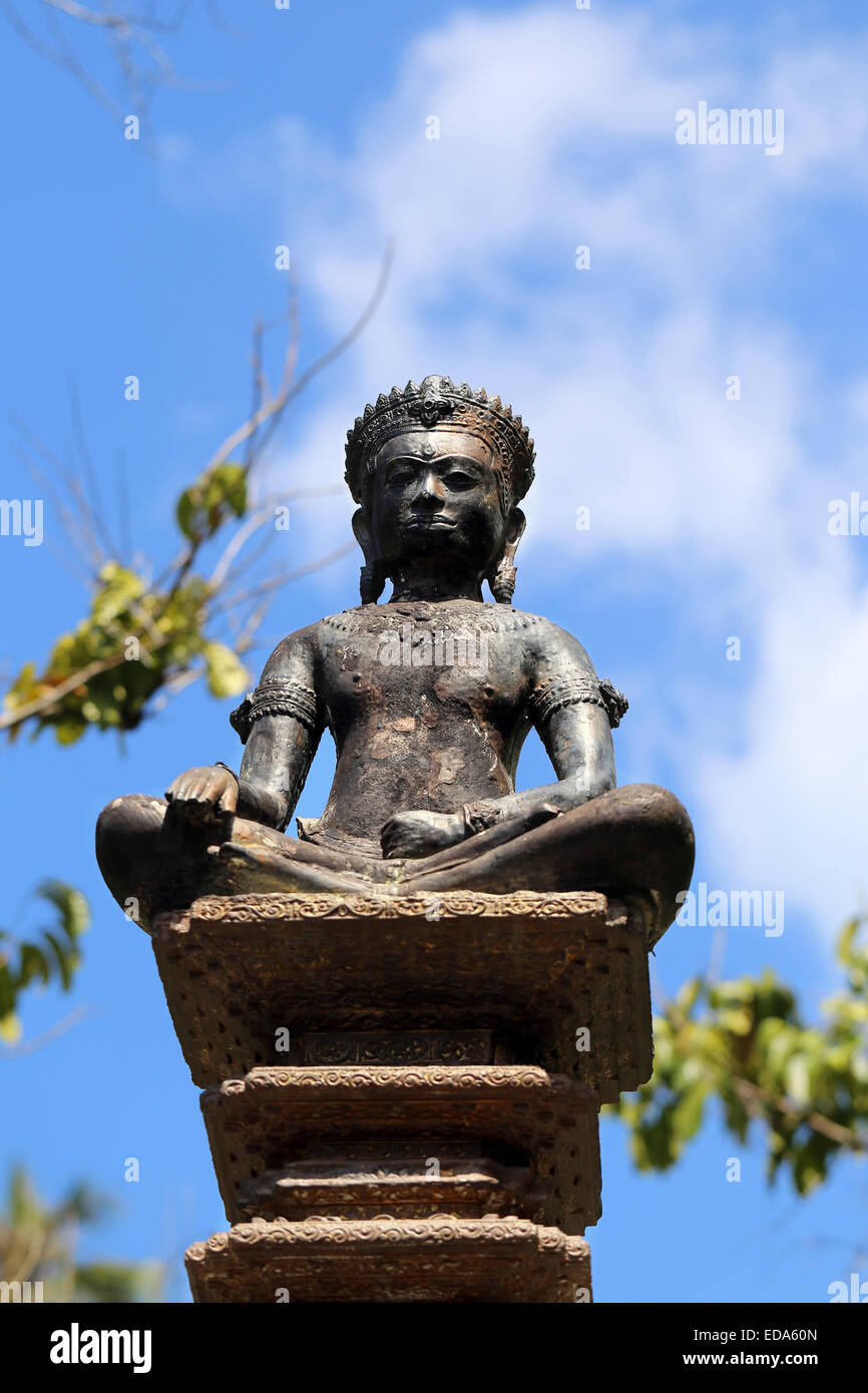 Skulptur von göttlichen Wesen in Thailand mit Foto im buddhistischen Tempel Stockfoto