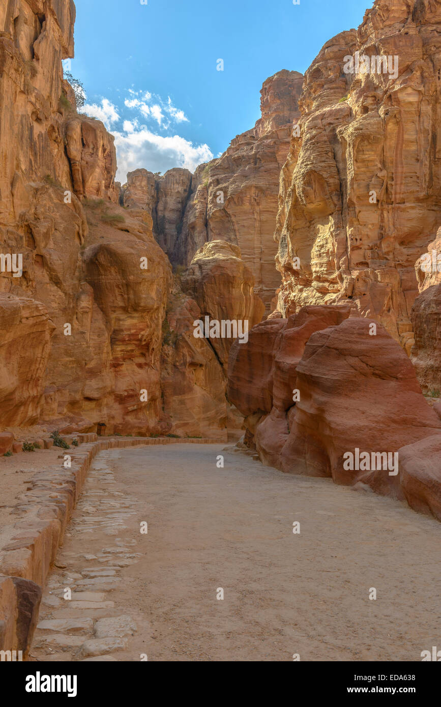 Der Siq, die schmale Schlucht, die als Eingang Passage, die verborgene Stadt von Petra, Jordanien dient. Stockfoto