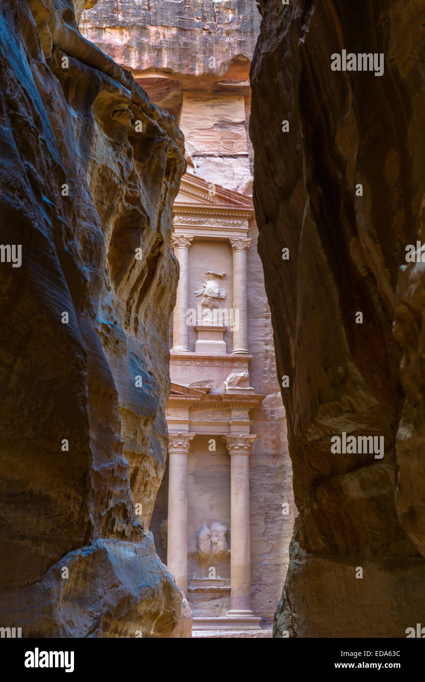 Die Khazneh (Treasury) von Siq, Petra, Jordanien gesehen. Stockfoto