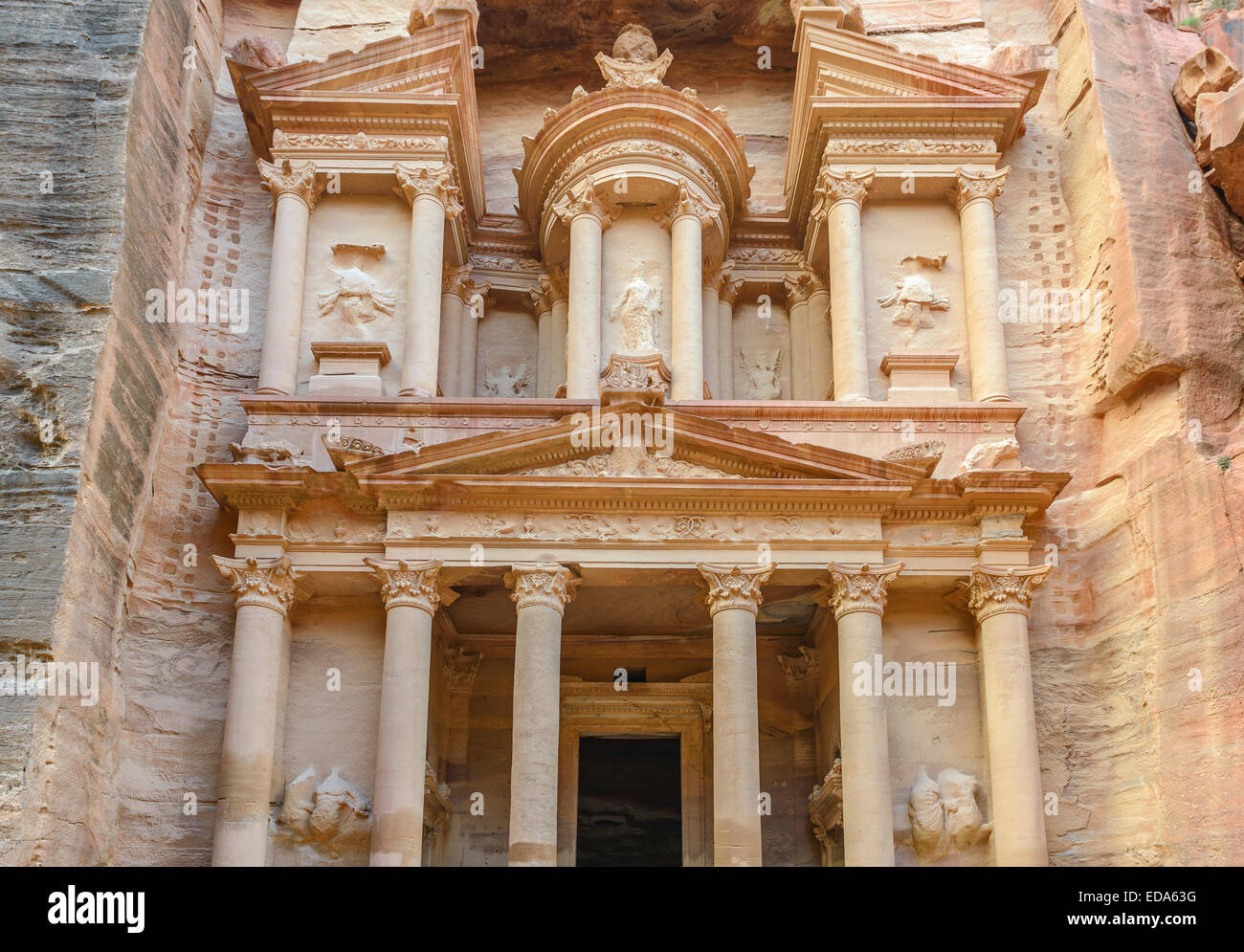 Das Finanzministerium in der antiken Stadt Petra aus dem Felsen gehauen Jordan Stockfoto