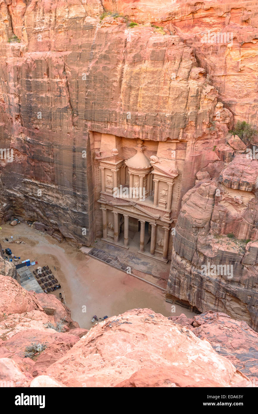 Das Finanzministerium in der antiken Stadt Petra geschnitzt aus dem Fels, Jordan von der Klippe aus gesehen. Stockfoto