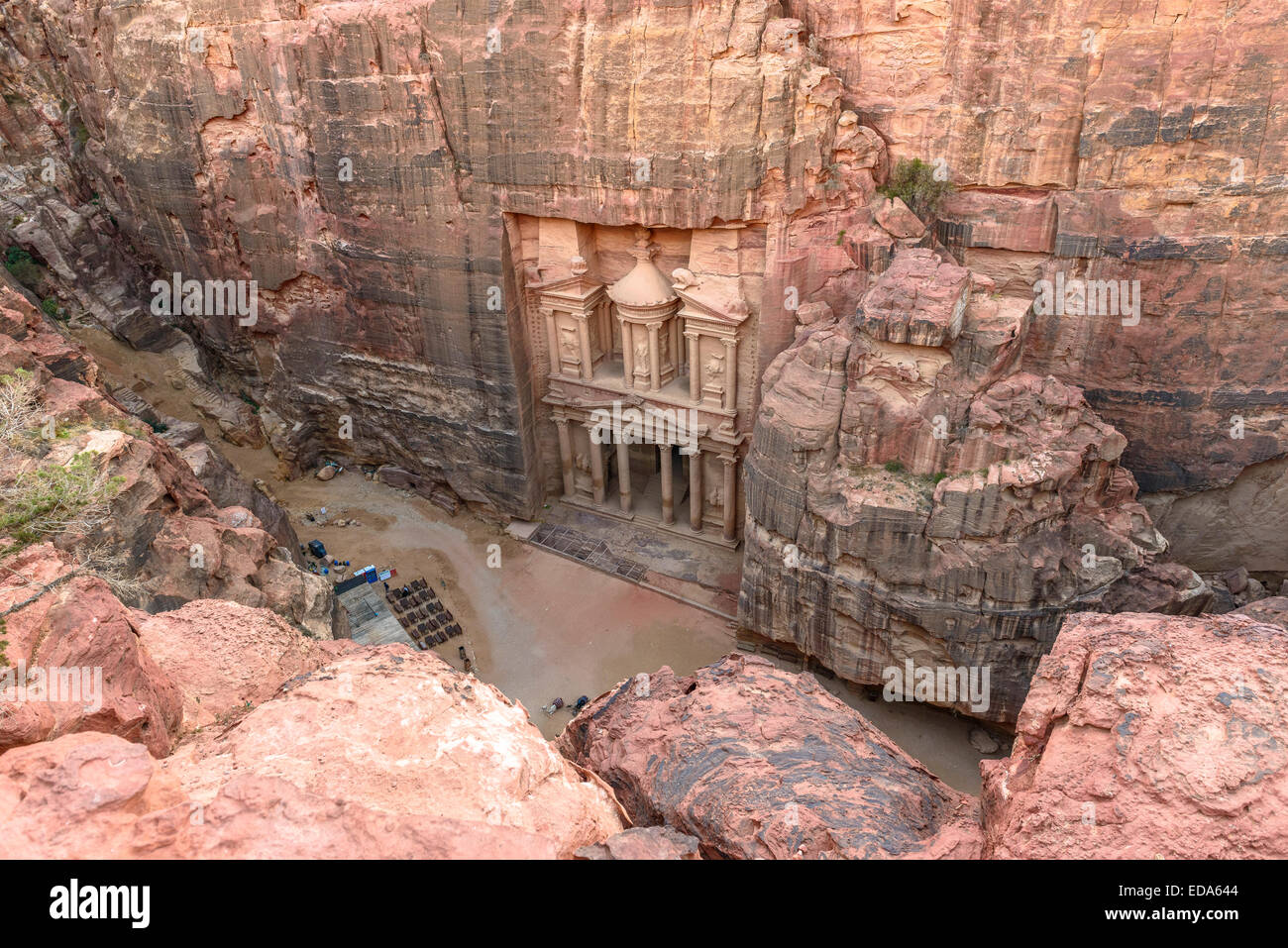 Das Finanzministerium in der antiken Stadt Petra geschnitzt aus dem Fels, Jordan von der Klippe aus gesehen. Stockfoto