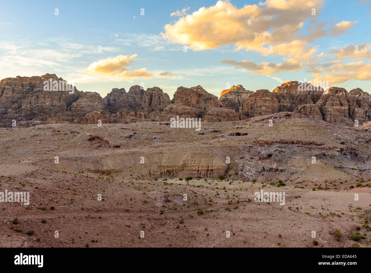 Berge-Blick in Petra in Jordanien bei Sonnenuntergang Stockfoto