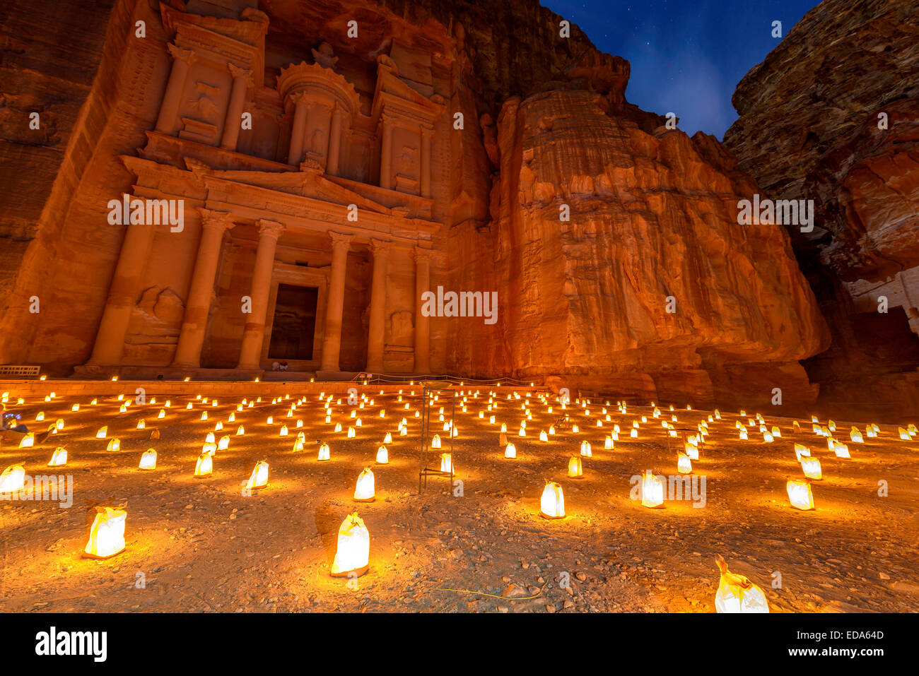 Treasury (Khasneh) in Petra, Jordanien bei Nacht. Petra bei Nacht im Lichte der 1.800 Kerzen. Stockfoto