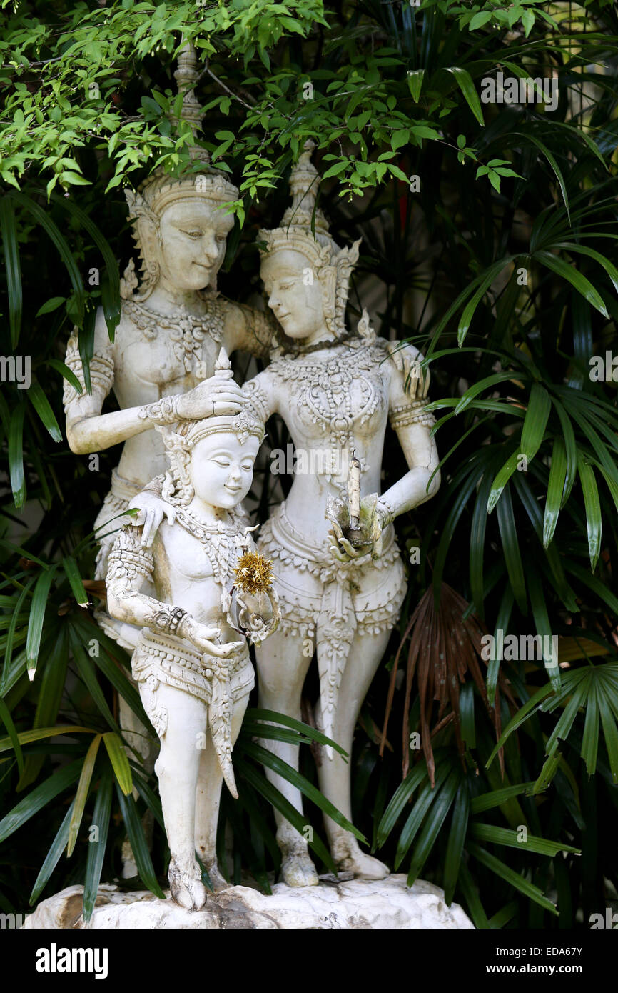 Skulptur von göttlichen Wesen in Thailand mit Fotografirovanie in buddhistischen Tempeln Stockfoto
