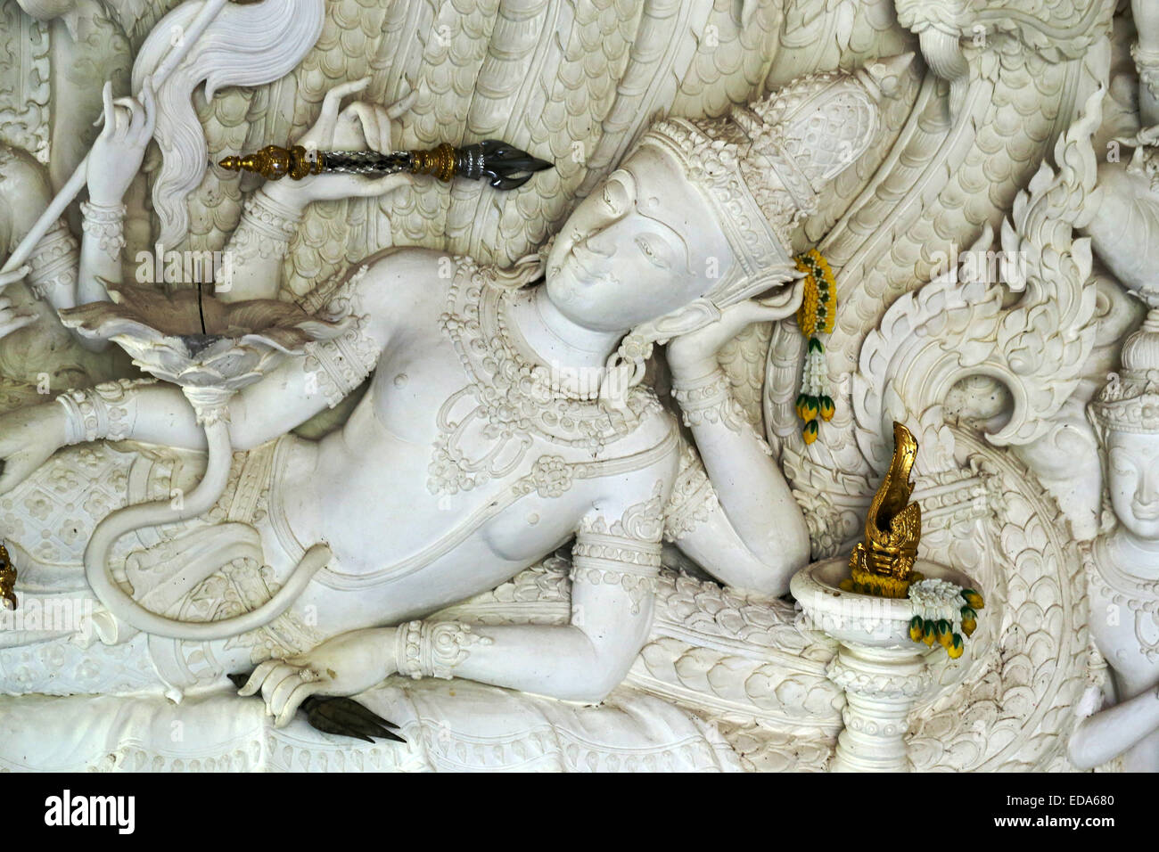 Skulptur von göttlichen Wesen in Thailand mit Fotograf in buddhistischen Tempeln Stockfoto