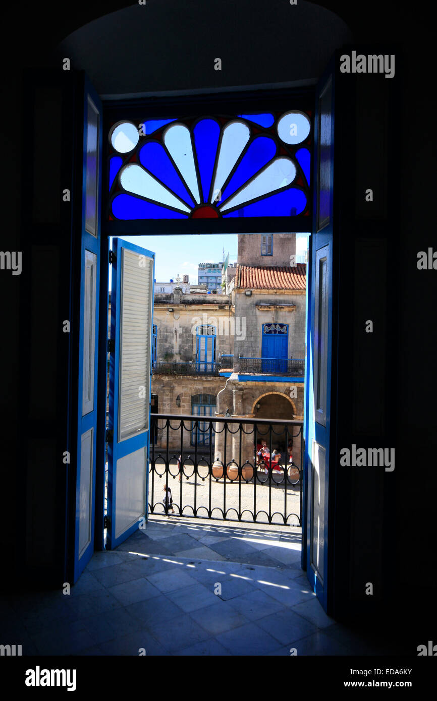 Durch ein Fenster auf der Plaza de la Catedral von Havanna Stockfoto