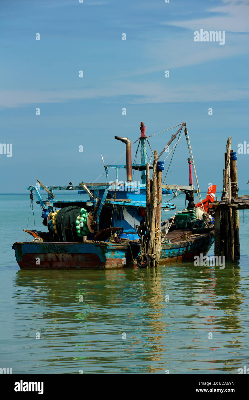 Detailansicht einer funktionsfähigen asiatischen Fischerboot ankern neben eine alte hölzerne Pier auf der Insel Penang. Stockfoto