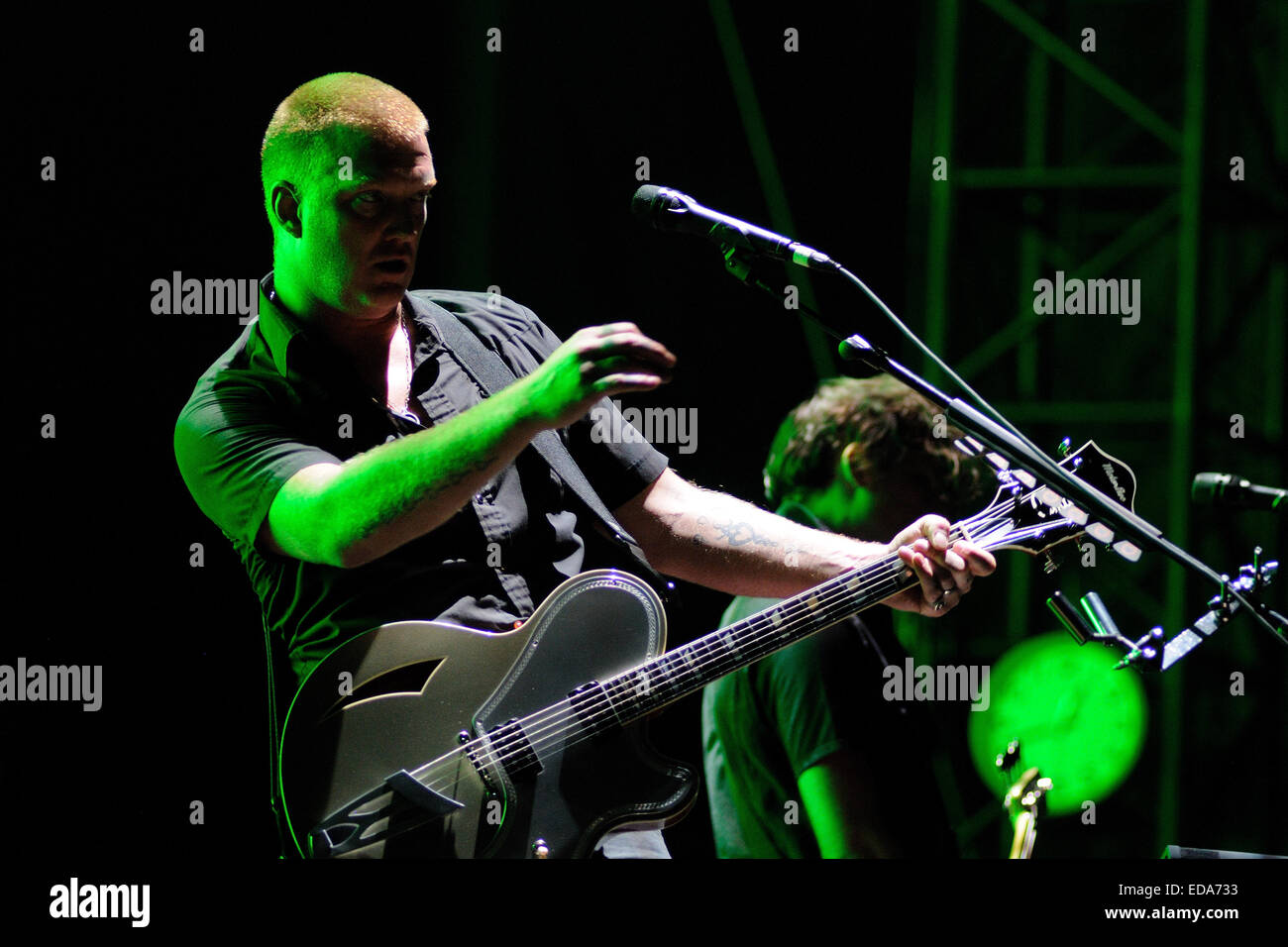 BENICASIM, Spanien - 18.Juli: Königinnen der Steinzeit (Band) Konzert in FIB (Festival Internacional de Benicassim) 2013 fest. Stockfoto