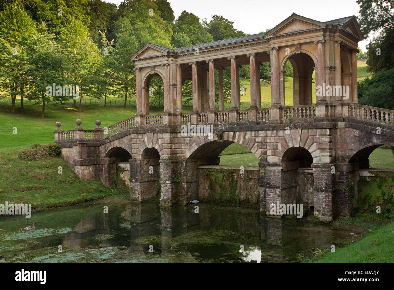 See und palladianische Brücke in Prior Park, Bad, entworfen und gebaut von Ralph Allen im 18. Jahrhundert. Stockfoto