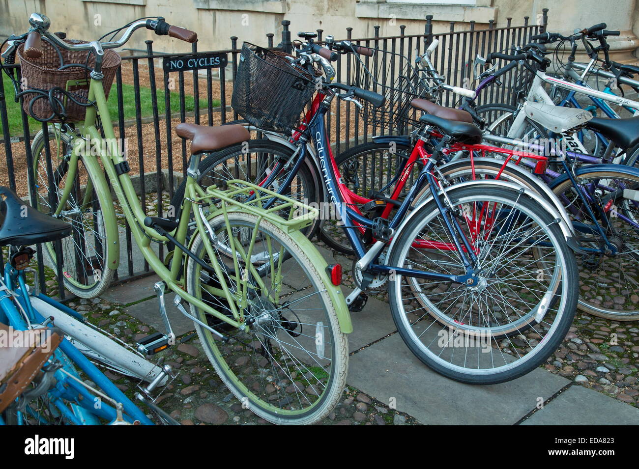 Fahrräder abgestellt um eine Bekanntmachung Nr. Fahrräder in Cambridge, UK. Stockfoto