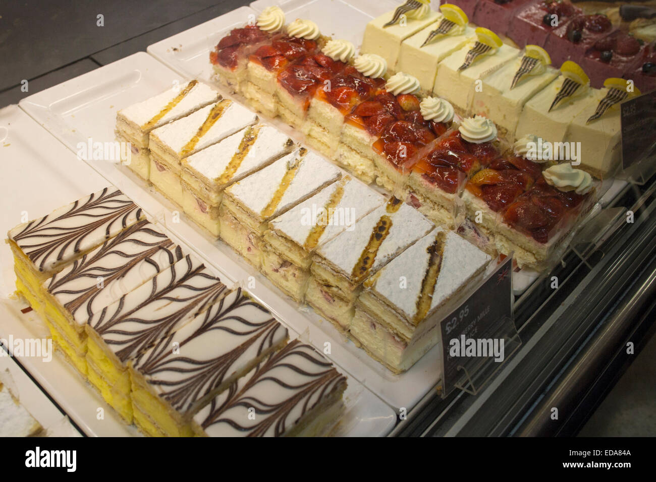 Eine Auswahl von Valerie Konditorei Einzelportionen Scheiben Kuchen in einer Ladentheke Stockfoto
