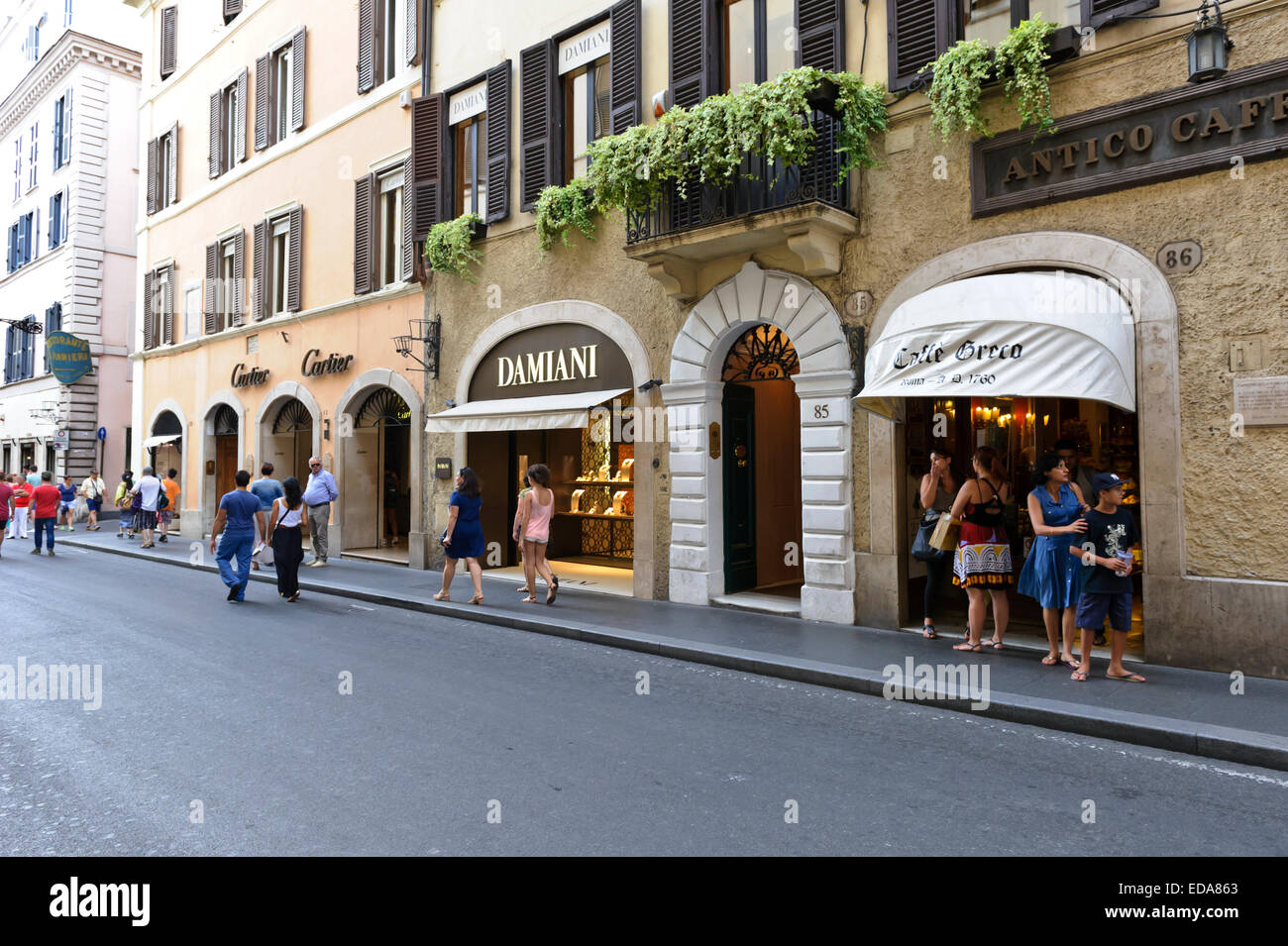 Touristen erkunden der berühmten Via Condotti Street mit Designer und beliebten luxuriösen Marken-Shops, Rom, Italien. Stockfoto