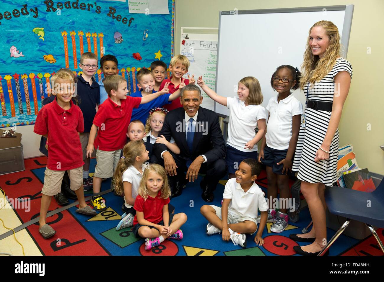 US-Präsident Barack Obama lächelt als He posiert für ein Gruppenfoto mit Grundschülern MacDill Air Force Base 17. September 2014 in Tampa, Florida. Der Präsident sagte im Scherz den Studenten, Hasenohren hinter ihm zu machen, die sie tun nicht widerstehen konnte. Stockfoto
