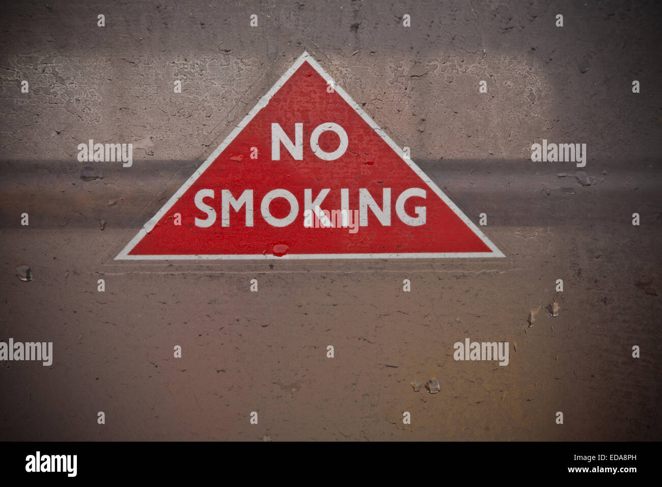 Old fashioned No Smoking Zeichen auf das Fenster von einem C20 Dampf Nostalgiezug, Kidderminster Worcestershire UK Stockfoto
