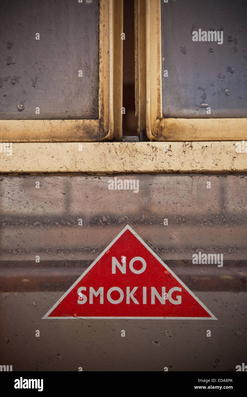 Old fashioned No Smoking Zeichen auf das Fenster von einem C20 Dampf Nostalgiezug, Kidderminster Worcestershire UK Stockfoto