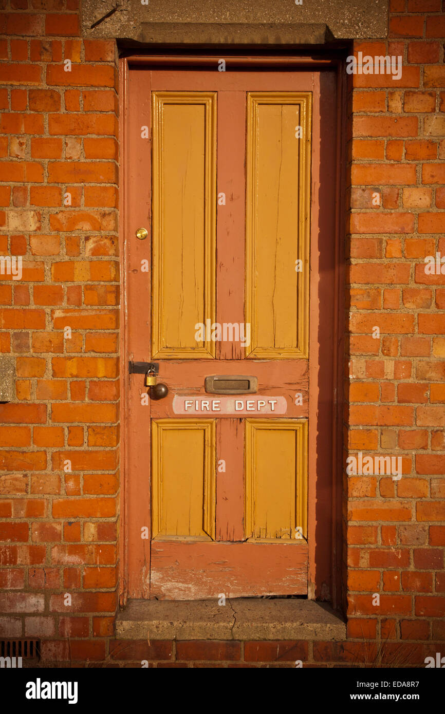 Alte Tür mit einem kleinen anmelden 'Fire Dept' es mit abblätternde Farbe, Kidderminster, Einbindung UK Stockfoto