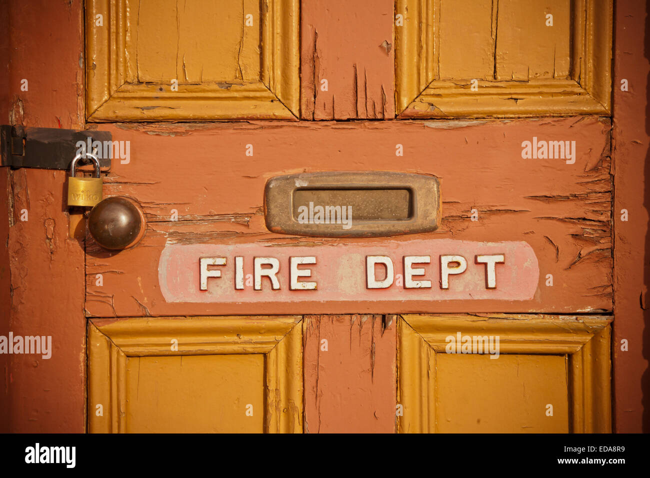 Alte Tür mit einem kleinen anmelden 'Fire Dept' es mit abblätternde Farbe, Kidderminster, Einbindung UK Stockfoto