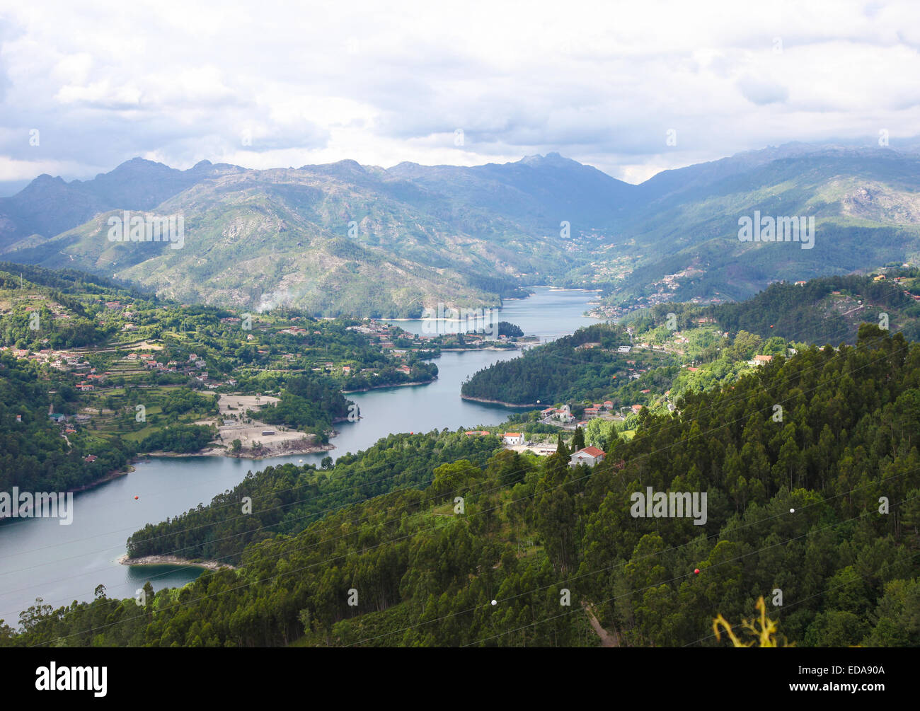 Zeigen Sie am Fluss Lima Mäandern durch Peneda Geres, der einzige Nationalpark in Portugal, befindet sich in der Region Norte an. Stockfoto