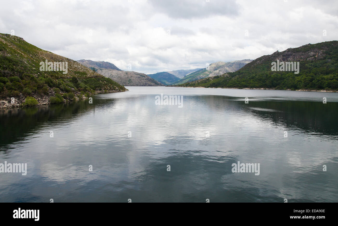 Spiegelung des Himmels Frühling am Fluss Lima Mäandern durch Peneda Geres, der einzige Nationalpark in Portugal. Stockfoto