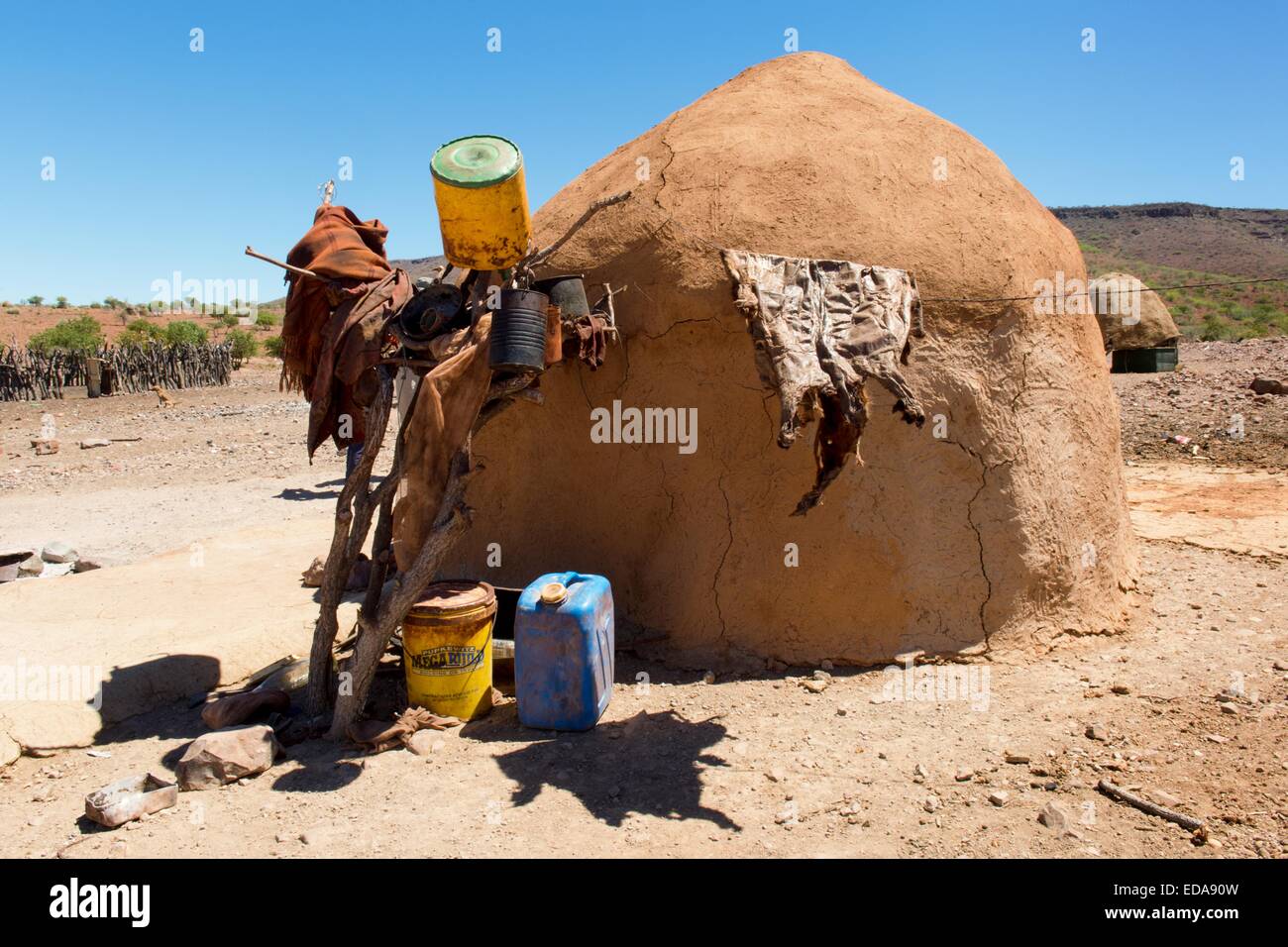 Eine Lehmhütte, Wohnung, Teil eines Himba-Stamm-Dorfes in Damaraland, nördlichen Namibia, Afrika. Stockfoto
