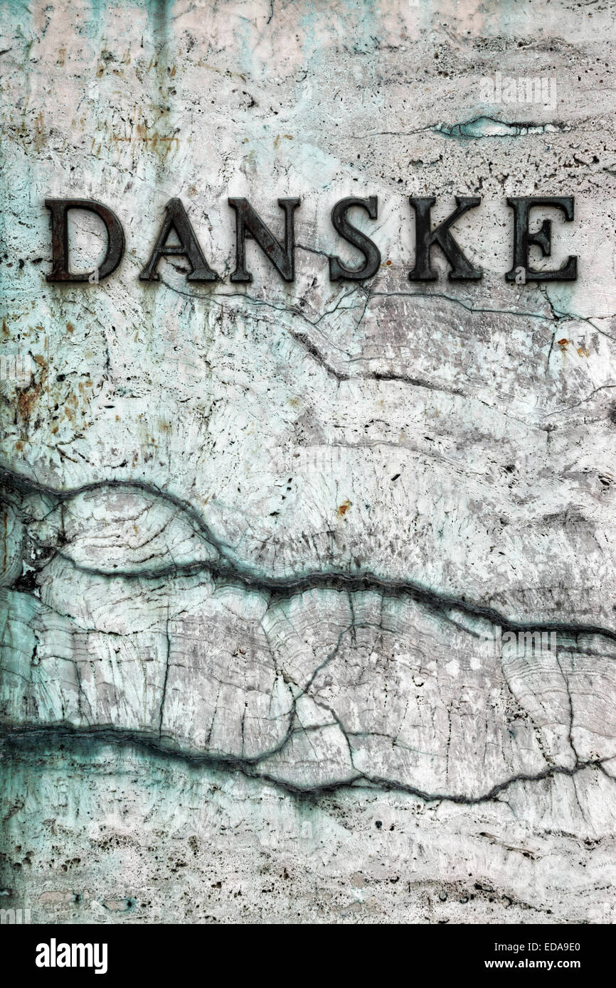 Nahaufnahme des Wortes Danske aus Inschrift auf einer Statue in Kopenhagen, Dänemark Stockfoto