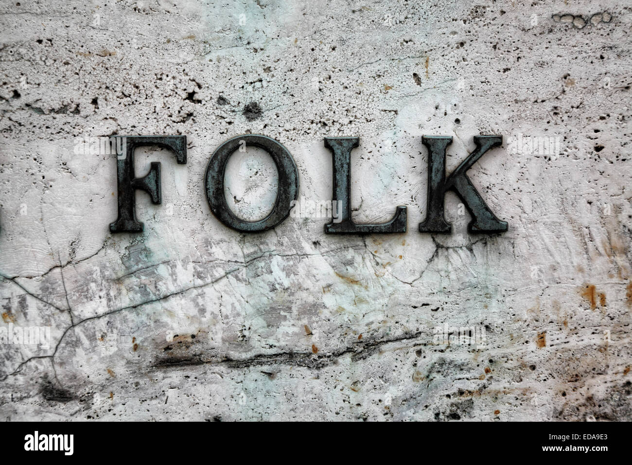 Nahaufnahme des Wortes Folk aus Inschrift auf einer Statue in Kopenhagen, Dänemark Stockfoto