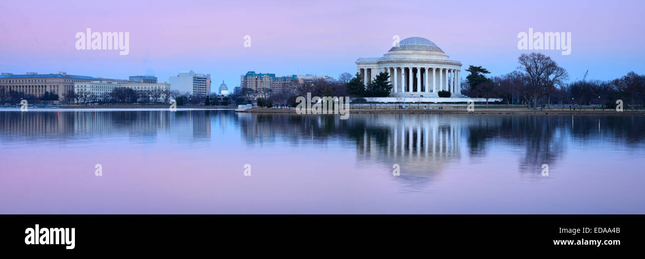 Dämmerung über dem Jefferson Memorial im Gezeitenbecken in Washington, D.C. Stockfoto