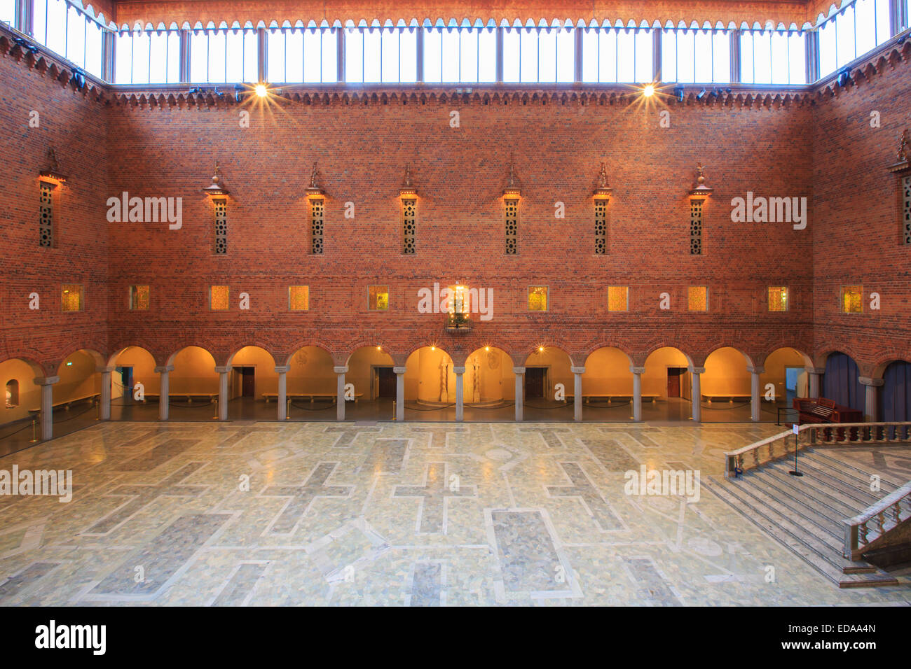 STOCKHOLM - 23. Dezember: Innenraum der blauen Halle der Stockholmer Rathaus am 23. Dezember 2012 in Stockholm, Schweden. Die blaue Ha Stockfoto