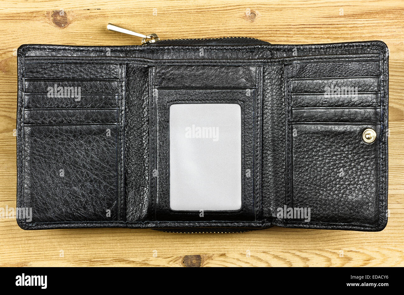 Schwarzes Echtleder Geldbörse mit Kopie-Space-Bereich Holz Hintergrund. Stockfoto