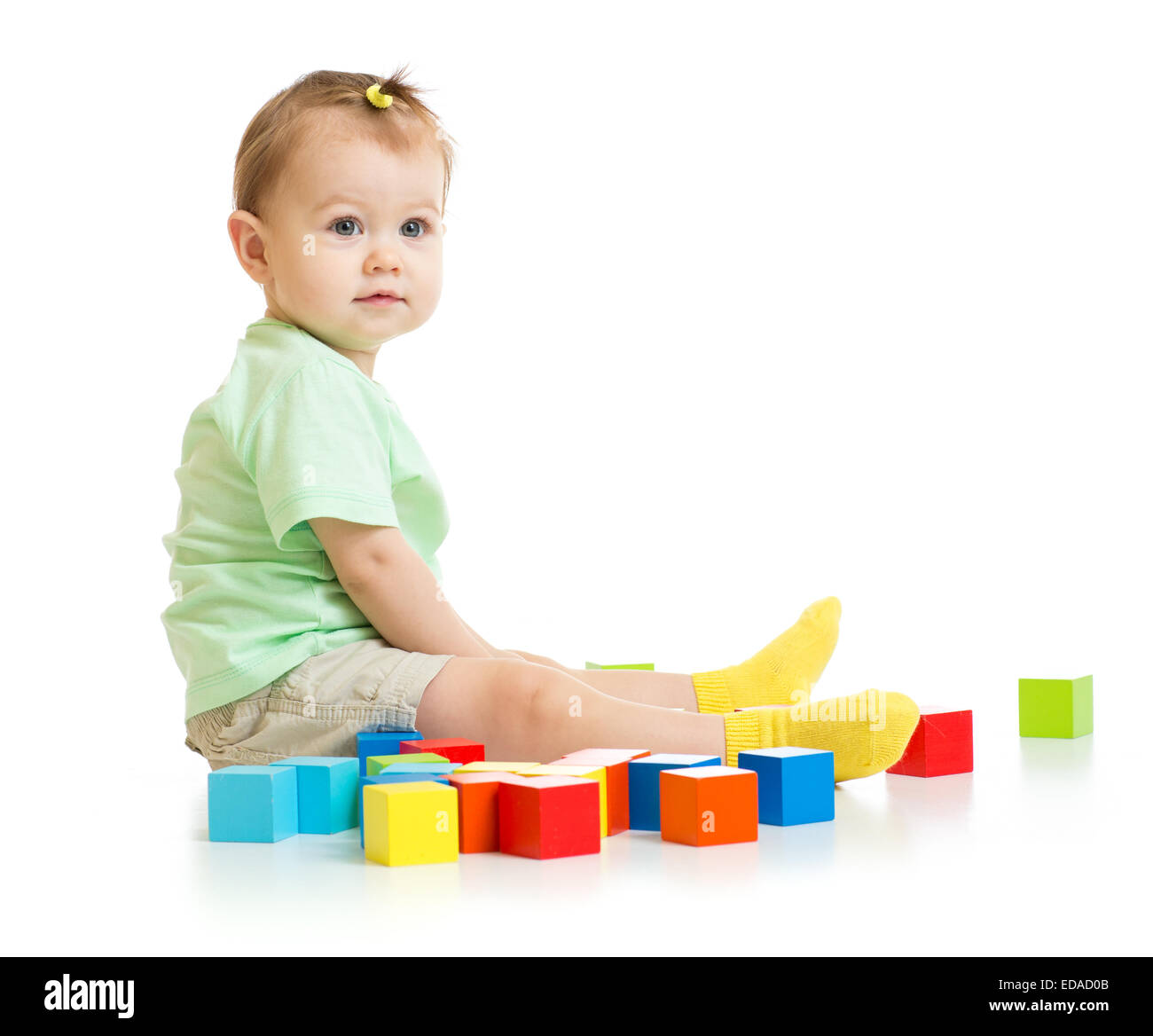 Baby spielt mit bunten Blöcken isoliert Stockfoto