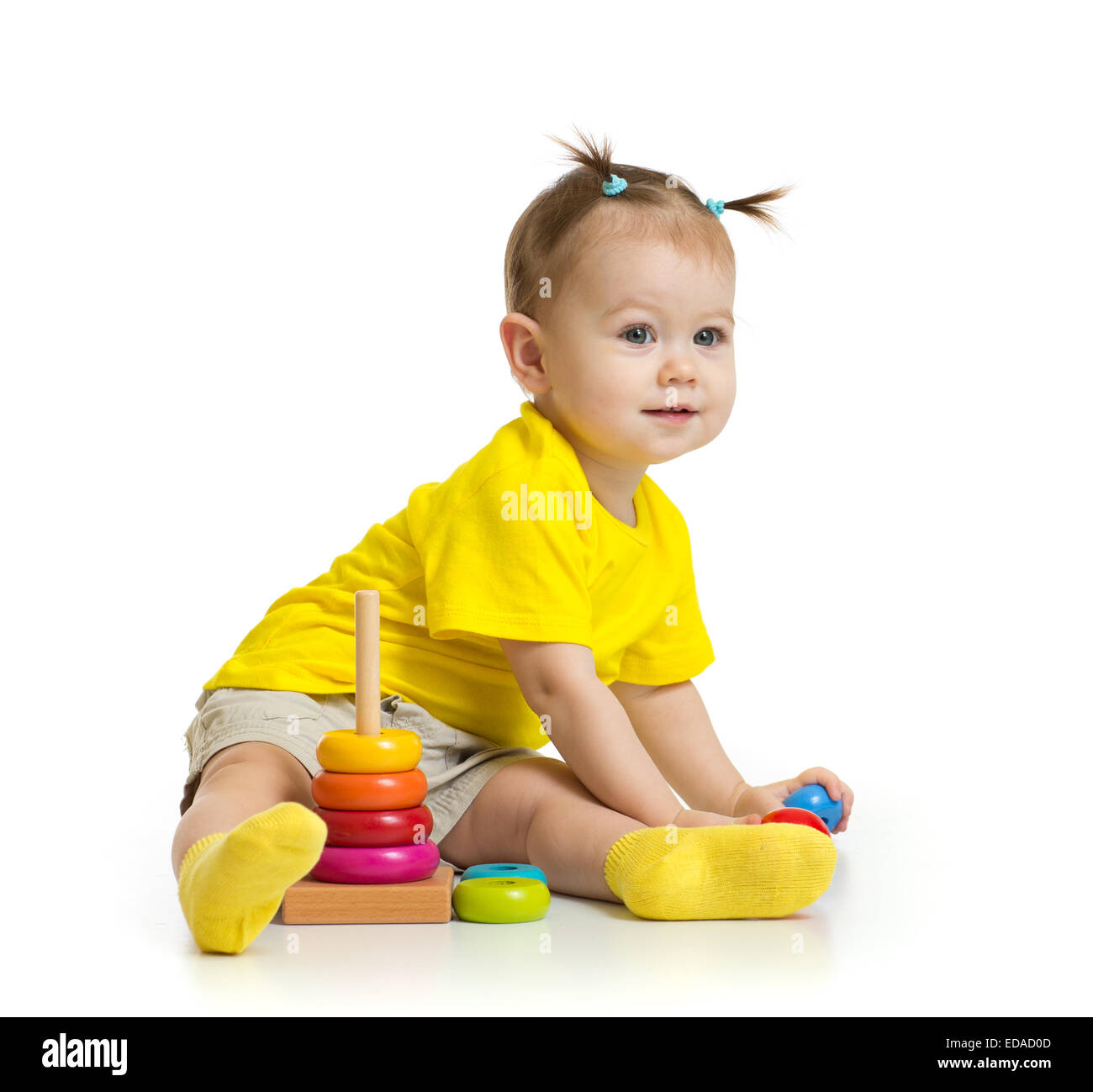 Baby spielt mit bunten Turm isoliert Stockfoto