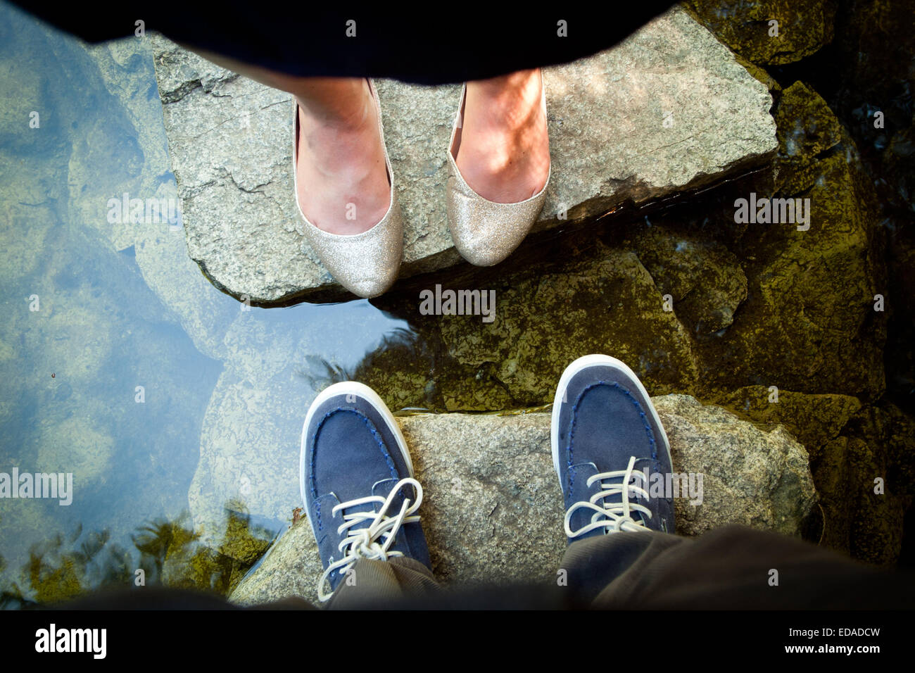 Die Füße und Schuhe eines jungen Paares in der Japanese Gardens, Butchart Gardens, Brentwood Bay, British Columbia, Kanada. Stockfoto