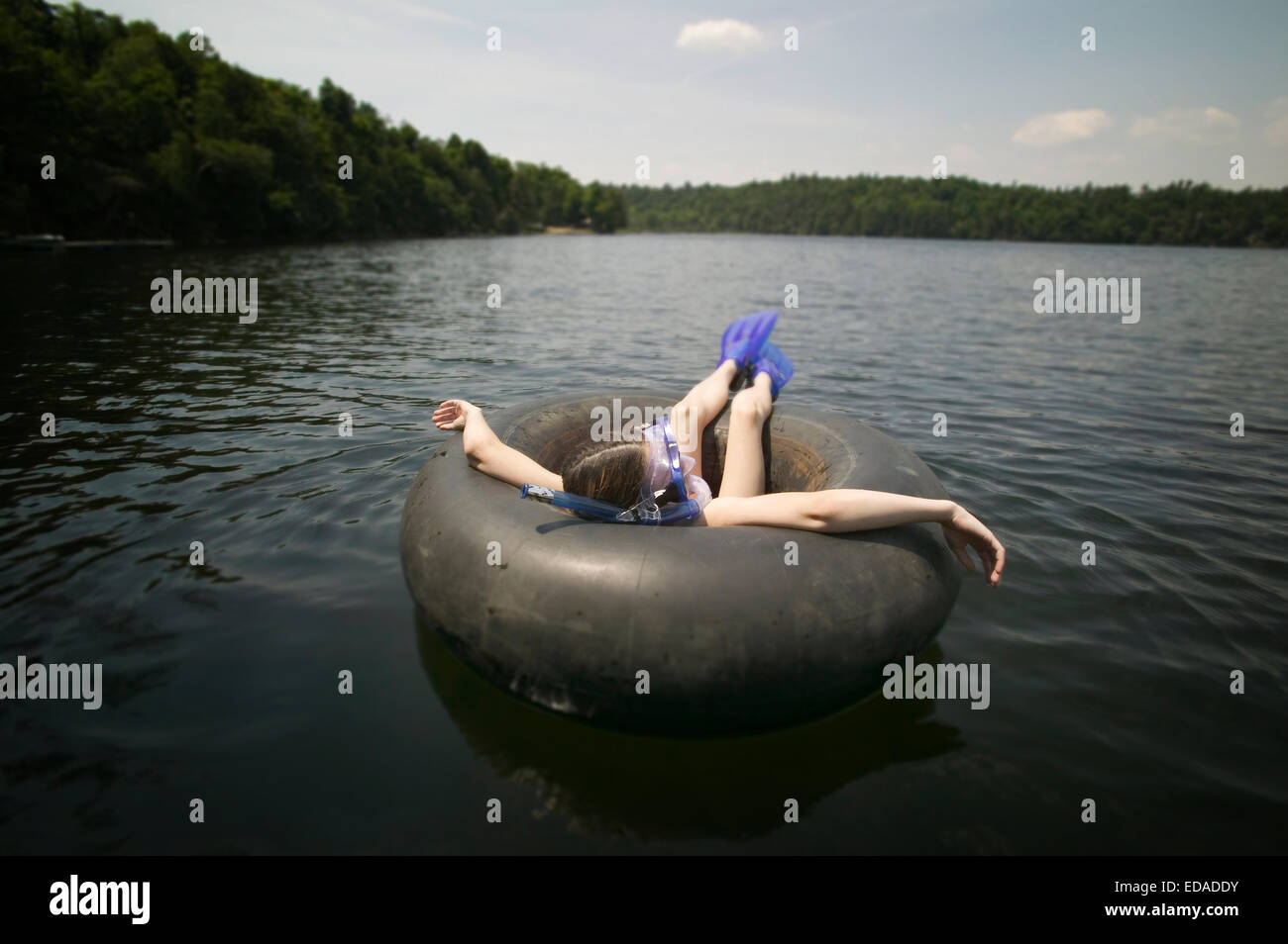 junges Mädchen im Wasser Rohr entspannen Stockfoto