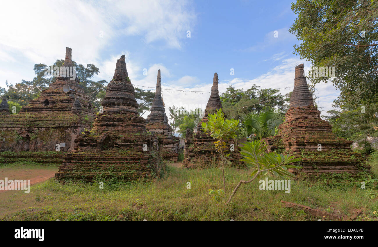 Bröckelnden Stupa im örtlichen Tempel, Hsipaw, Shan State in Myanmar Stockfoto