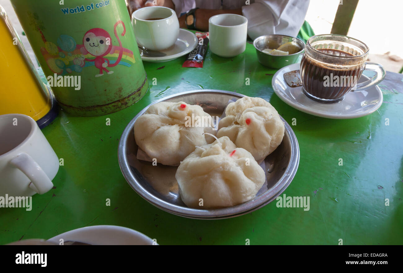 Frühstück im Straßencafé, Hsipaw, Myanmar Stockfoto