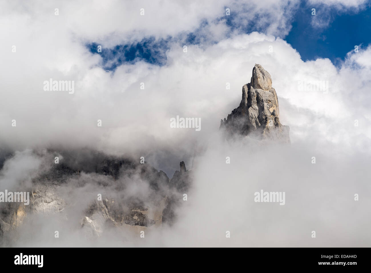 oben auf dem Berg von Wolken gehüllt Stockfoto
