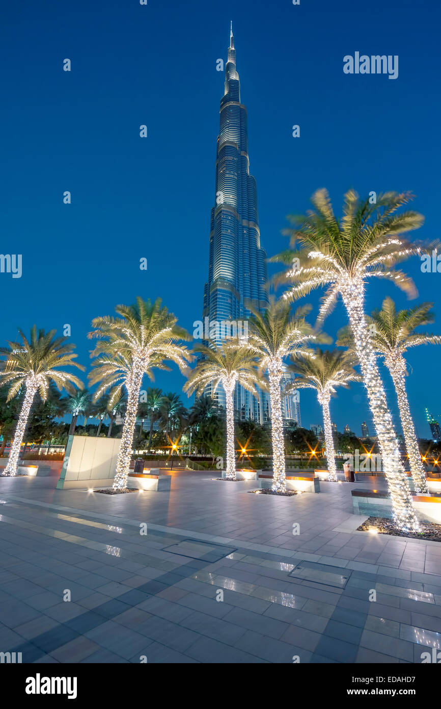 DUBAI, Vereinigte Arabische Emirate - 27 NOVEMBER: Burj Khalifa von Night am 27. November 2014 in Dubai, VAE. Burj Khalifa ist derzeit die höchste buildi Stockfoto