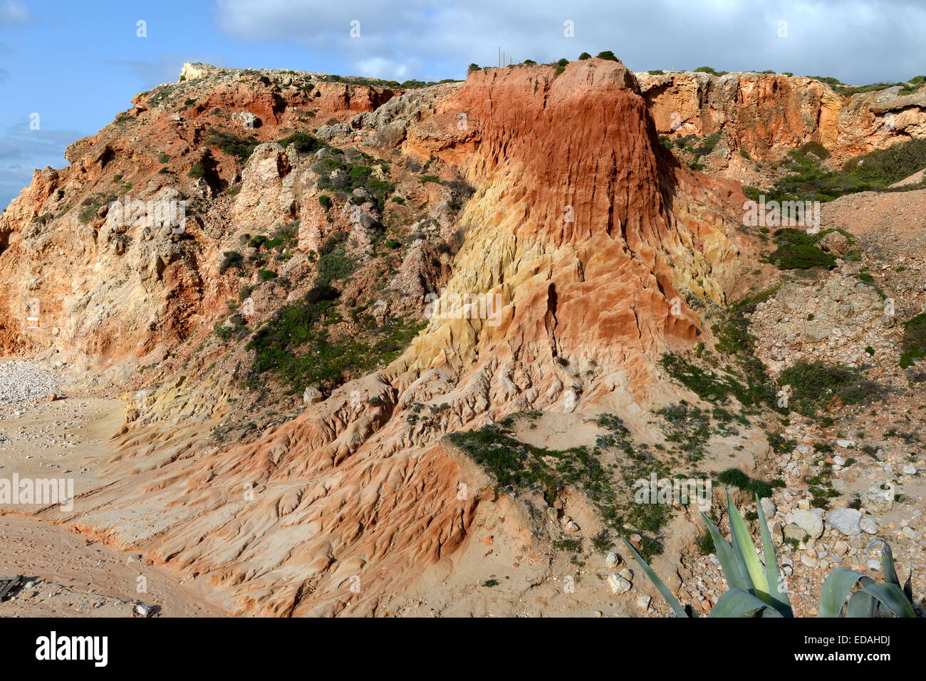 mehrfarbige Flussablagerungen haben durch den Regen bei Tonel Strand, Algarve, Portugal geformt worden Stockfoto