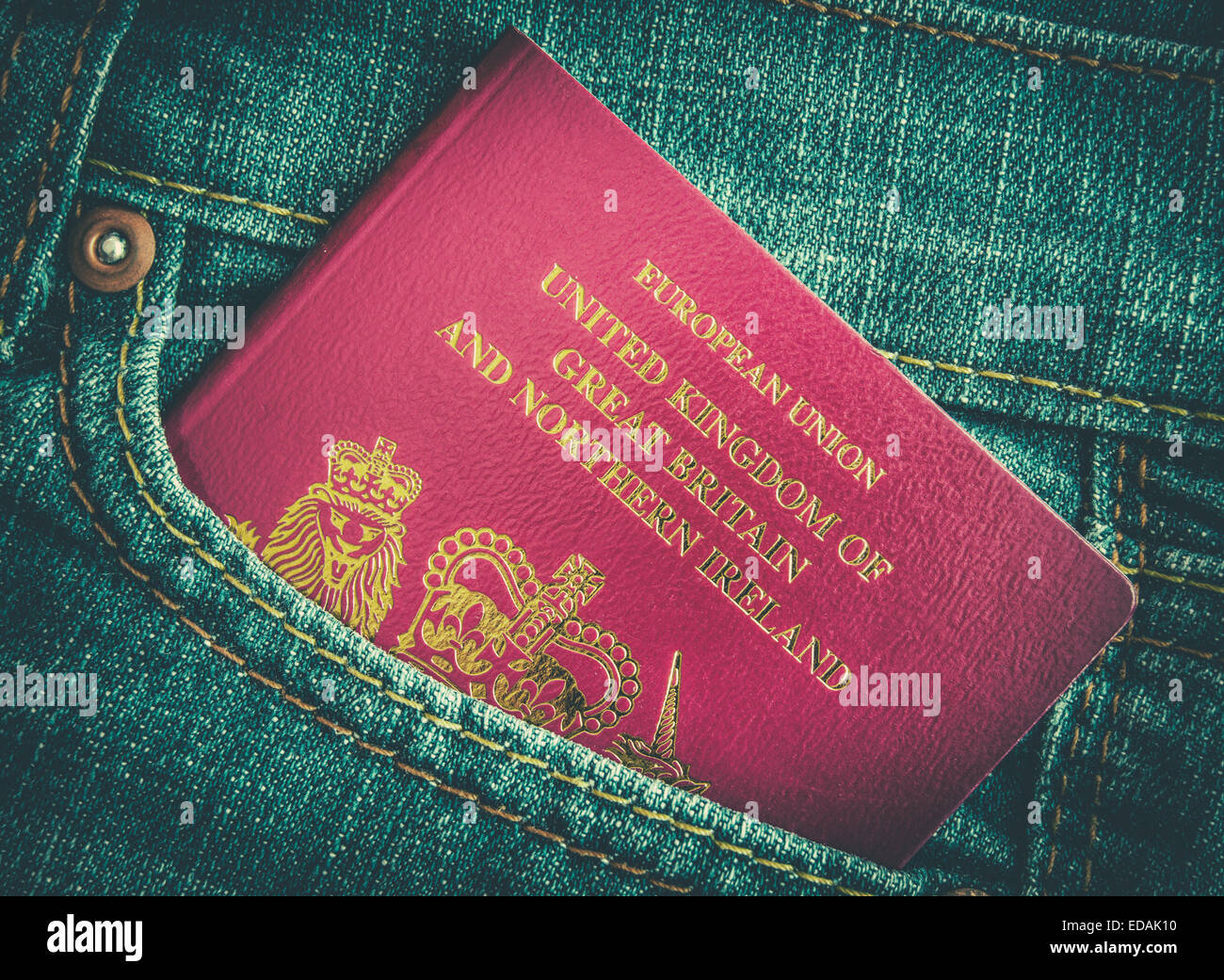 Britischer Pass In Jeans-Tasche Stockfoto