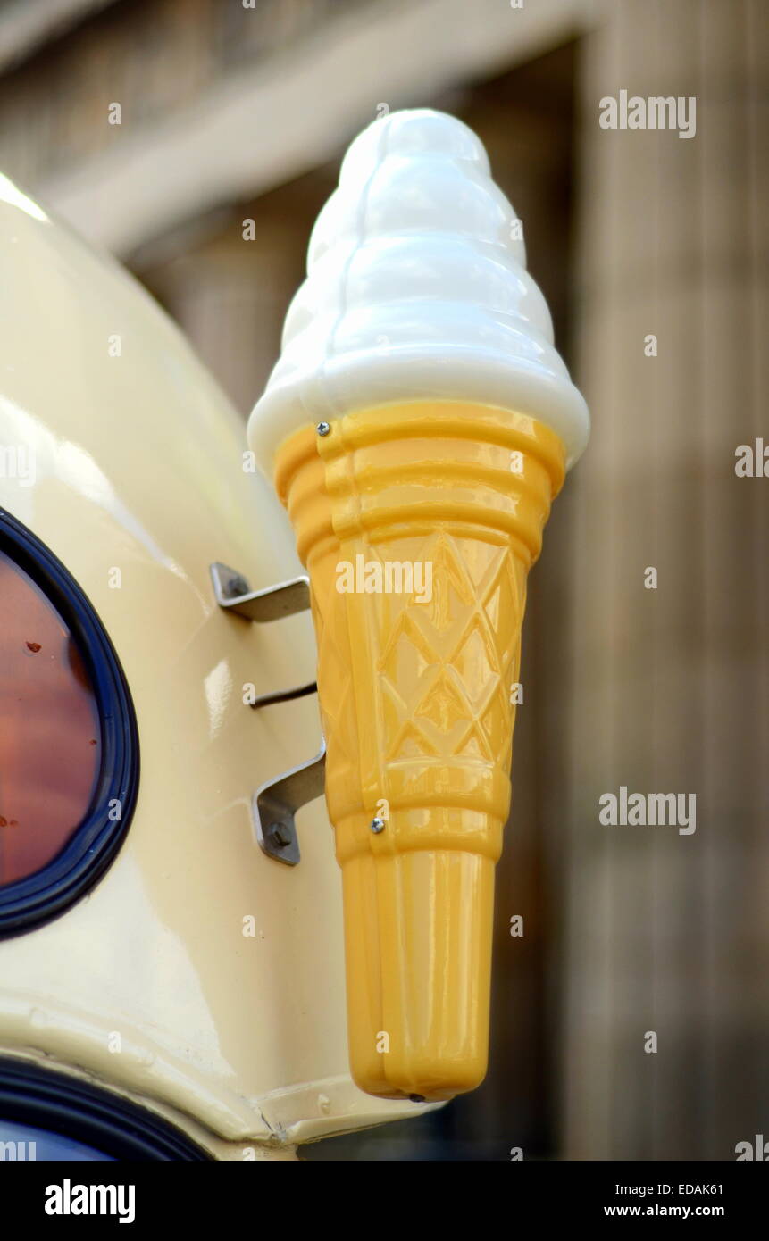 Eis auf Vintage Eiswagen Stockfoto