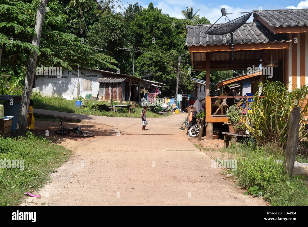 Straße in Sea Gypsy Village, Sang-Ga-u Moken, Koh Lanta, Provinz Krabi, Thailand, Südostasien. Stockfoto