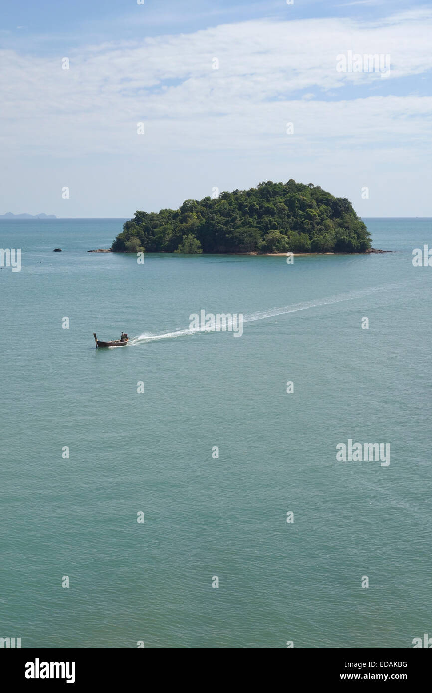Tiny Island, Long-Tail Boot, bei Moh Koh Lanta National Park, Thailand, Südostasien. Stockfoto