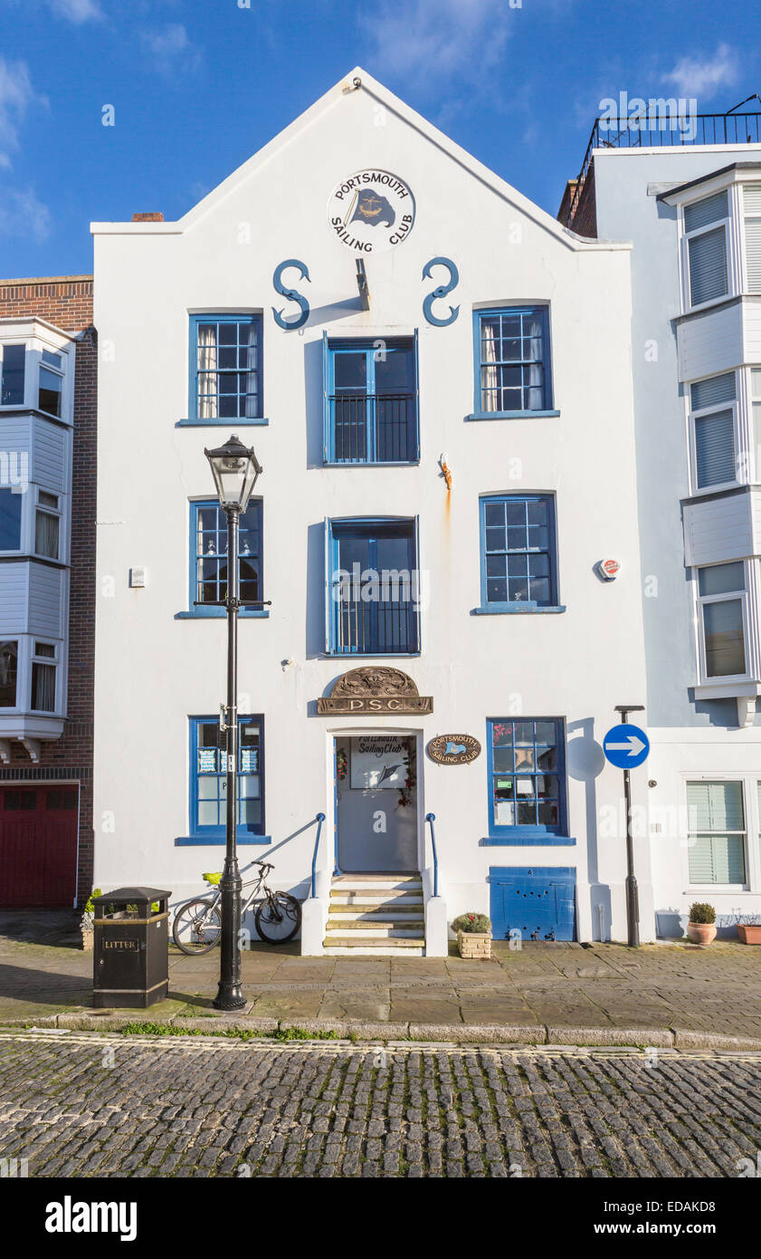 Sightseeing: weißen historischen Gebäude Sitz der Portsmouth Segelclub, der Alte Konsulat, 21 Badewanne Square, Portsmouth PO1 2JL, Großbritannien Stockfoto