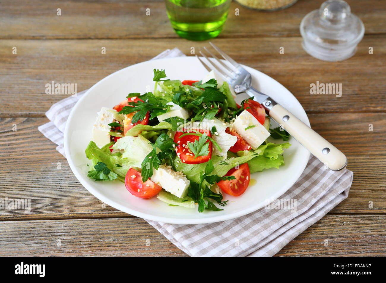 Frischer Salat mit Tomaten, Paprika und Käse auf einem Teller, Gemüse Stockfoto