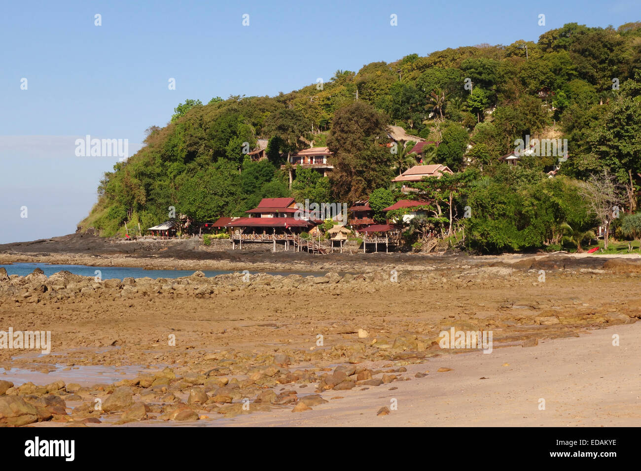 Resort Hotel Bamboo Bay, Regenwald hinter. Provinz Krabi, Koh Lanta Yai, Thailand, Südostasien. Stockfoto